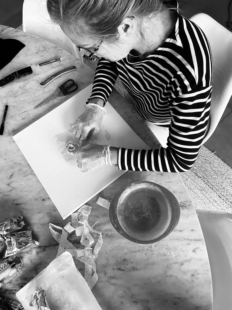 Virginie Georgeault dessinant à l'atelier