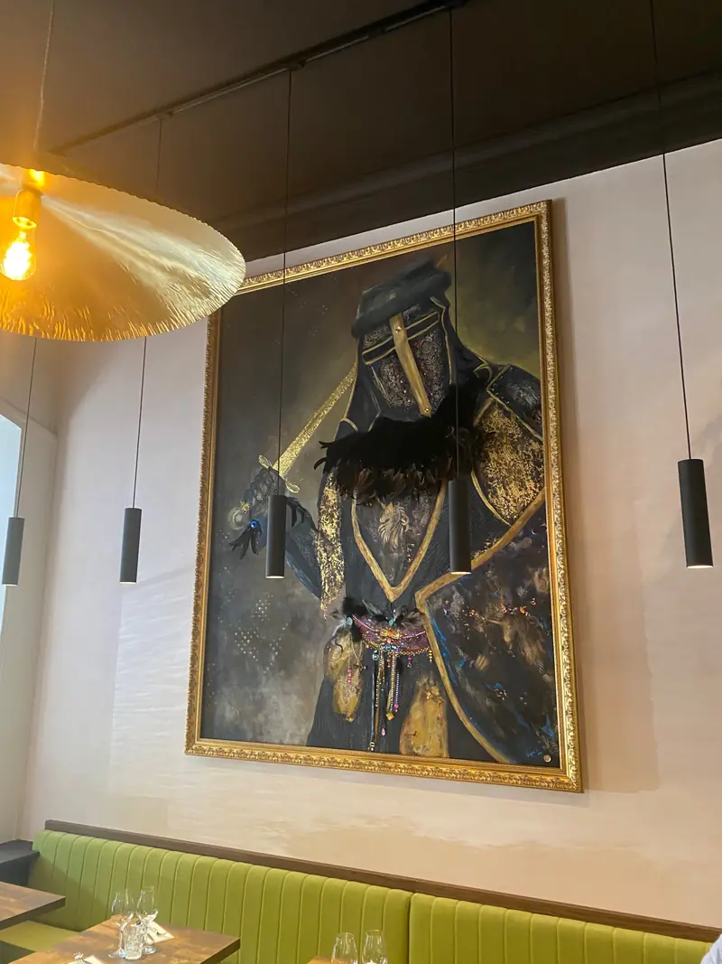 Grand tableau d'un chevalier dans une salle de restaurant