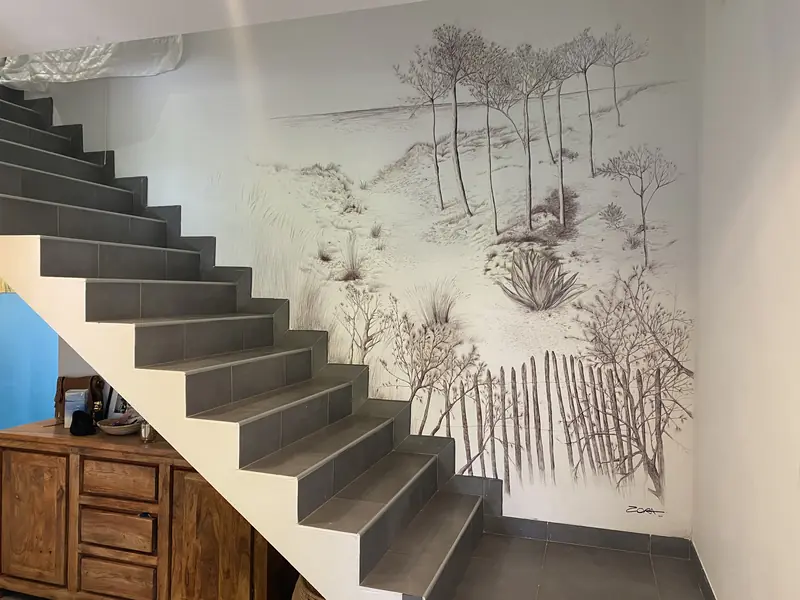 Le décor le long de l'escalier