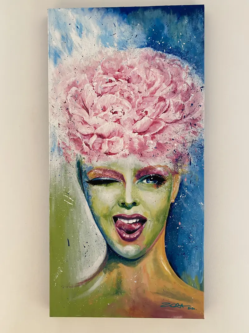 Portrait de femme coiffée de pivoines