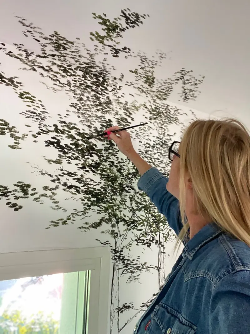 Virginie Georgeault peignant les feuillages