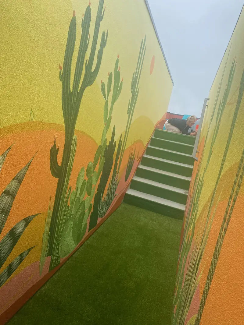 Escalier entre deux murs peints